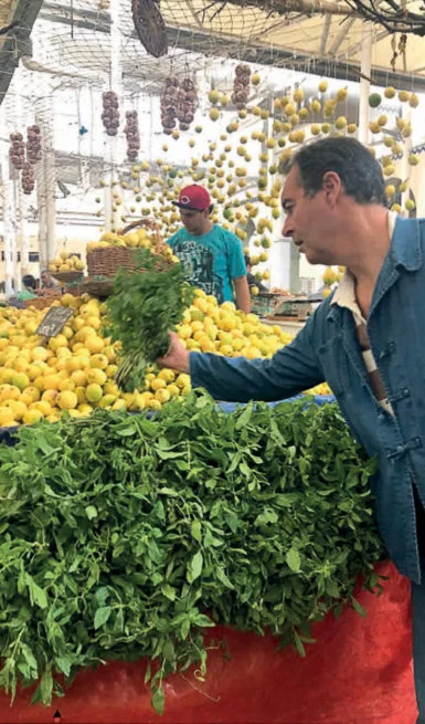 Sadri Smoali choisit les ingrédients au marché